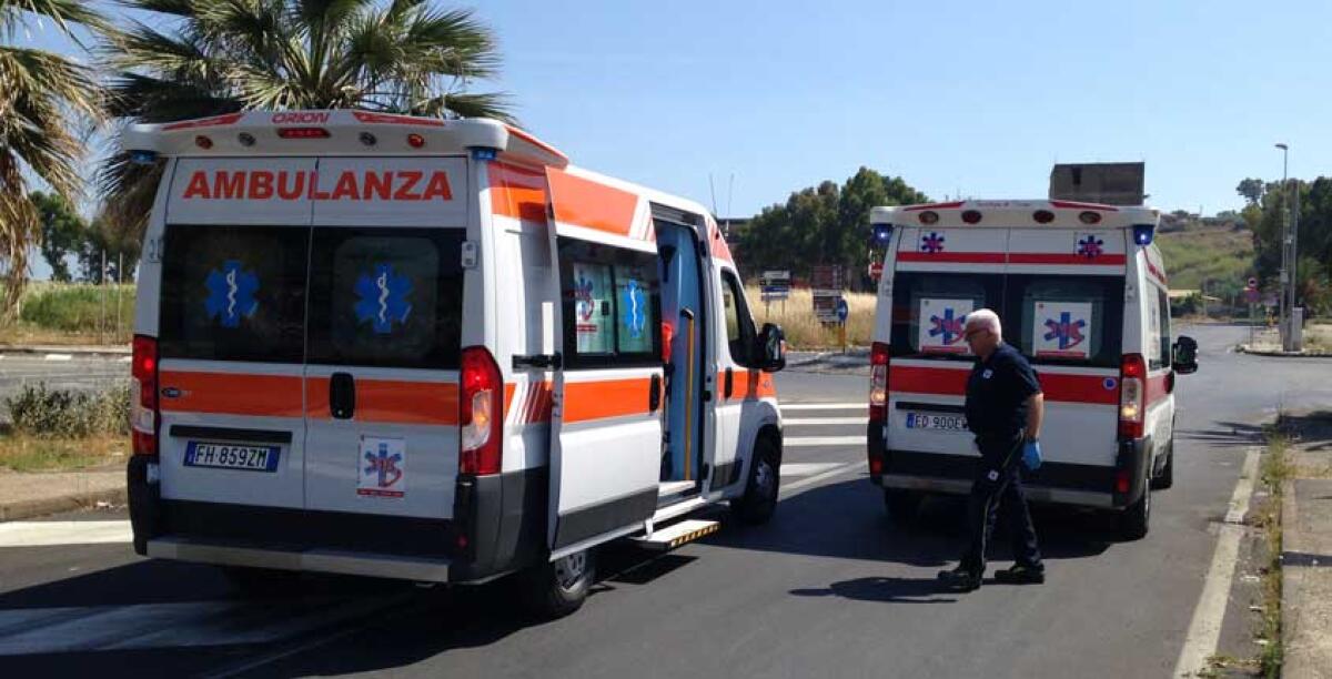 Finisce in ospedale la gita a mare, staffetta di ambulanze per soccorrere una scooterista - 