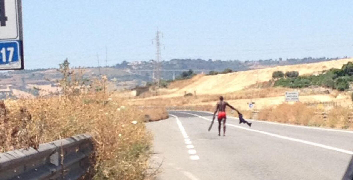 Immigrato in stato confusionale a piedi scalzi e seminudo al centro della carreggiata, paura sulla Gela-Catania - 