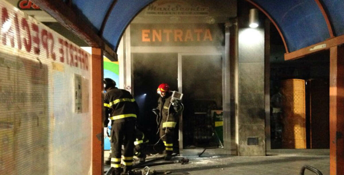 Fiamme in un supermercato di via Borromini, il rogo nella notte per un corto circuito - 