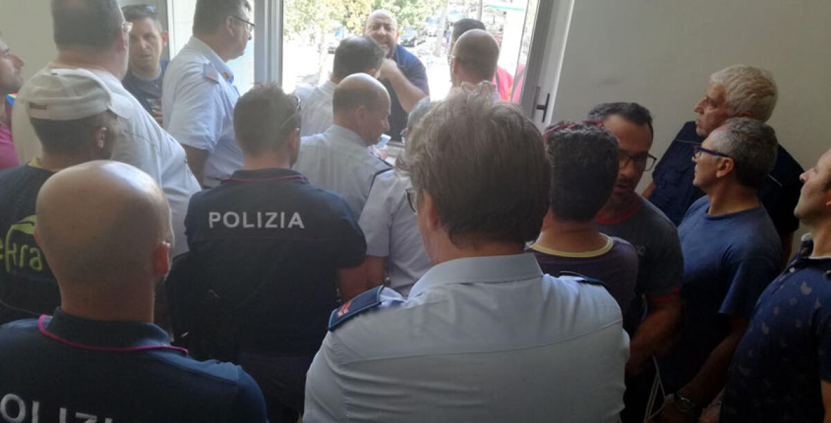 Operatori Tekra sulla pensilina del Comune, arrivano polizia e vigili del fuoco - 