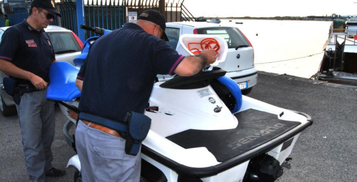 Emergenza sicurezza tra i bagnanti, fermate cinque moto d'acqua - 