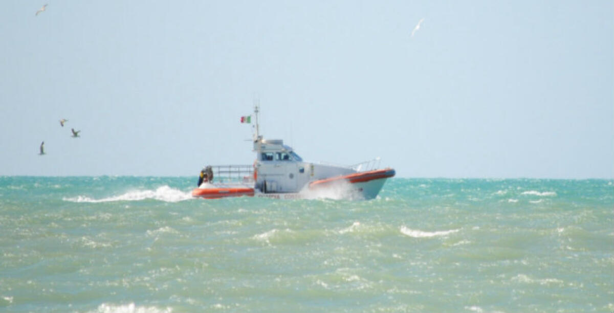 Salvati al largo del club Nautico, in tre hanno rischiato di anneggare: trascinati via dalle onde e dalla corrente - 