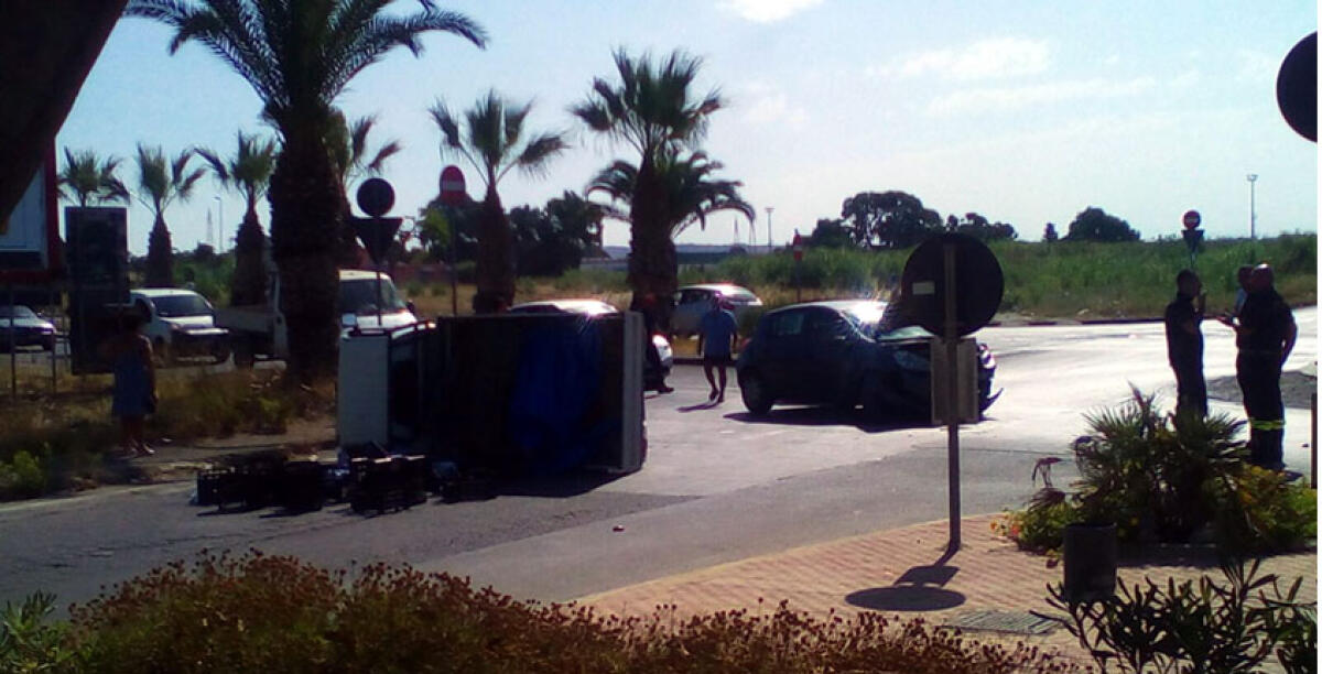 Incidente davanti al tribunale, un furgone si ribalta dopo lo scontro con una utilitaria - 