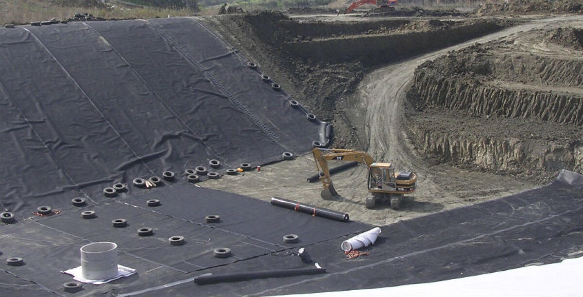 A Siculiana vogliono i soldi del Comune e dell'Ato, balla circa un milione di euro: tornano i vecchi "scheletri" dei rifiuti - 