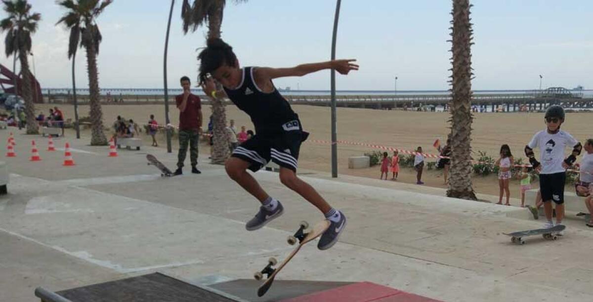 Campioni di skate e roller in azione al lungomare, l'evento convince - 