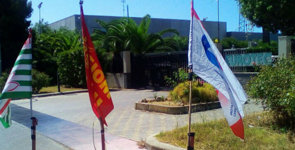 I licenziamenti all'Eurotec, gli operai in sit-in davanti all'azienda: "Abbiamo informato il prefetto, non rinunciamo al nostro lavoro" - 