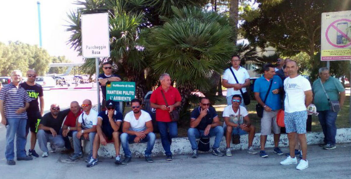 Gli operai dell'Eurotec non mollano il presidio in raffineria, l'indotto della fabbrica è ripartito - 