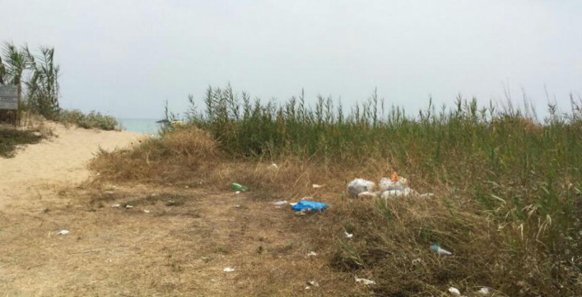 Rifiuti in spiaggia e manutenzione inesistente, a Piano Marina i residenti non ci stanno: chiedono interventi immediati - 