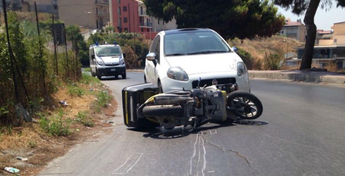 Violento impatto in via Butera, in ospedale un'operatrice di Poste Italiane: era in sella ad uno scooter dell'azienda - 