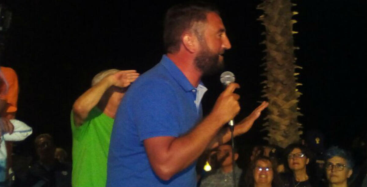 Sul palco Cancelleri si porta pure il padre, la gente c'è e lui attacca: "Messinese ha cambiato le carte in tavola...Eni? Forse la campagna elettorale l'ha pagata a Crocetta" - 