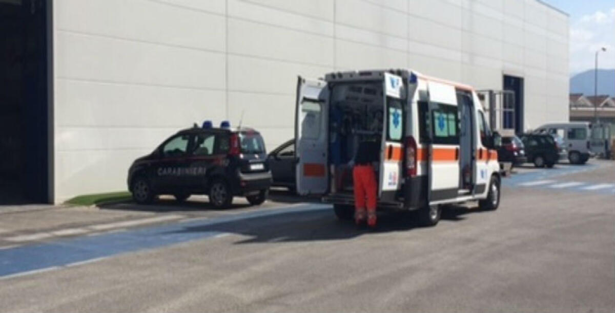 Schiacciato contro una trave di un capannone a Tolentino, sono critiche le condizioni di un operaio gelese - 