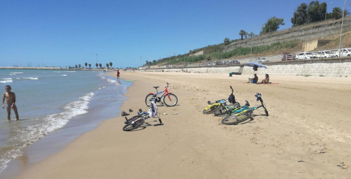 Tende da campo, falò e persino ragazzini in bici in acqua, il Ferragosto incontrollato - 
