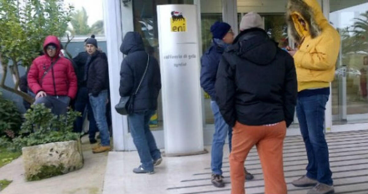 Da tre anni fuori dalla fabbrica Eni, gli ex operai di Elettroclima snc ricevuti in prefettura: chi controlla i criteri di assunzione? - 