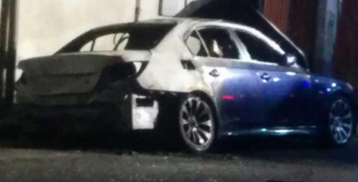 Due autovetture incendiate in pochi minuti, in via Paladino presa di mira la Bmw di un poliziotto - 