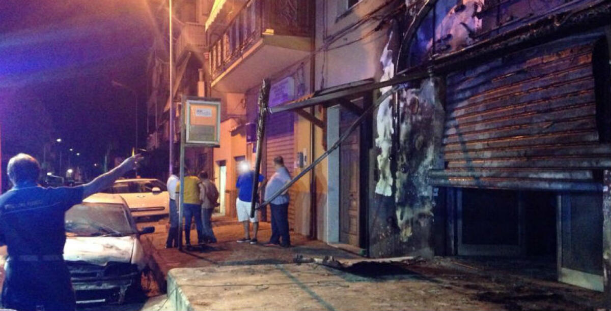 Le fiamme devastano il bar Euforia in via Cascino, distrutta anche un'auto - 