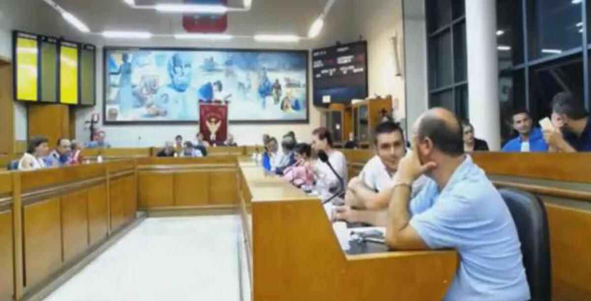 Il consiglio è "salvo", passa il rendiconto 2016: solo tredici in aula ma la giunta è senza maggioranza - 