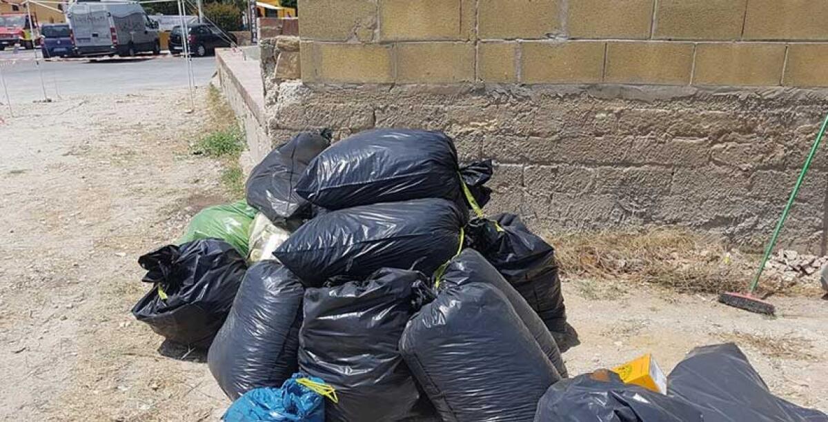 Le isole ecologiche sporcano, monta la protesta a Manfria contro il "vice" Siciliano - 