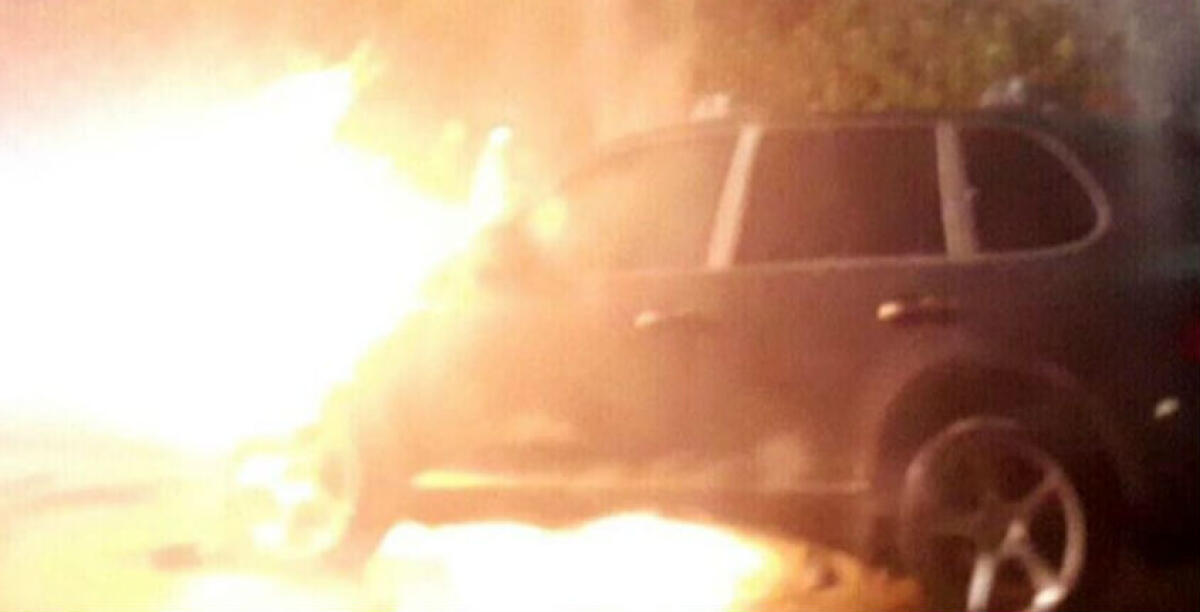 Fiamme in via Plutarco, nella notte distrutta la Porsche Cayenne di un commerciante -