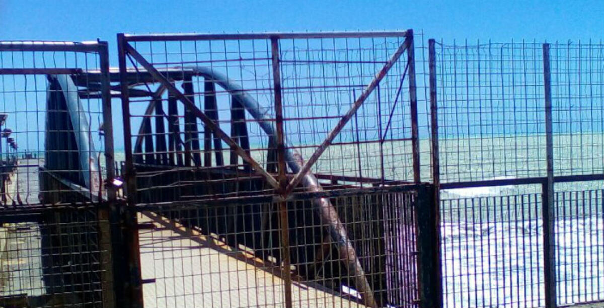 Il bluff degli aliscafi e dei turisti, da due anni il pontile sbarcatoio è sbarrato: la politica degli annunci ha fatto flop - Il pontile è inagibile da diverso tempo