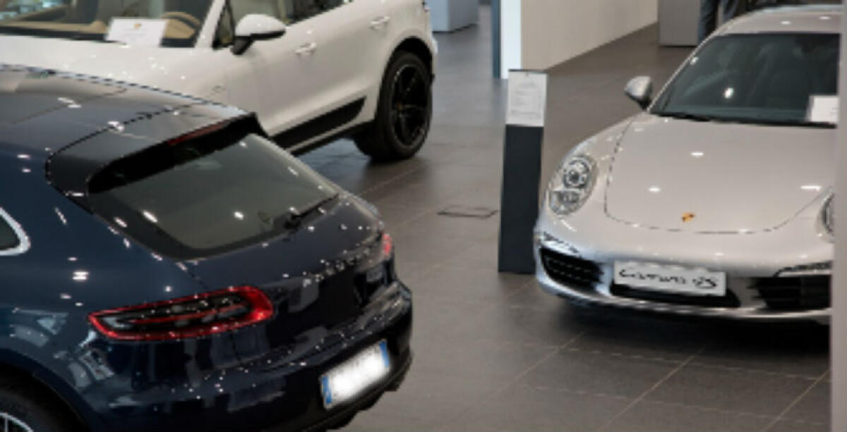 Spariti i soldi e le auto di lusso, a Milano è "caccia" ad un giovane imprenditore gelese: è accusato di una truffa milionaria -