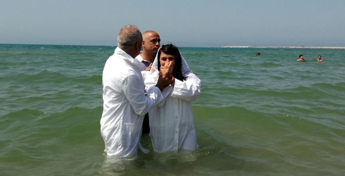 Battesimi con immersione in acqua per tre giovani credenti di una comunità evangelica -