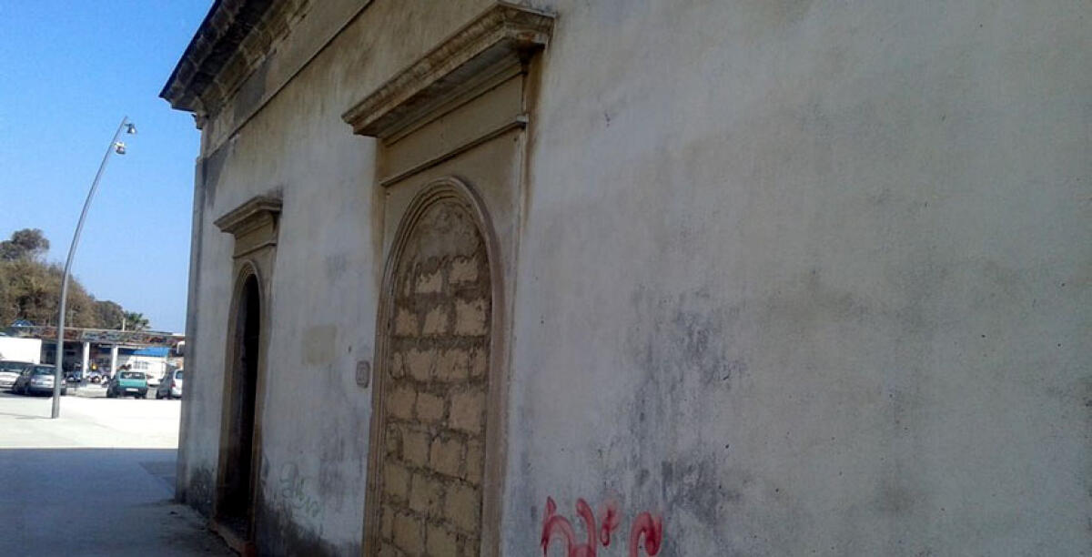L'ex dogana sul lungomare cade a pezzi, scatta la messa in sicurezza d'urgenza: il rischio crolli è elevato - 