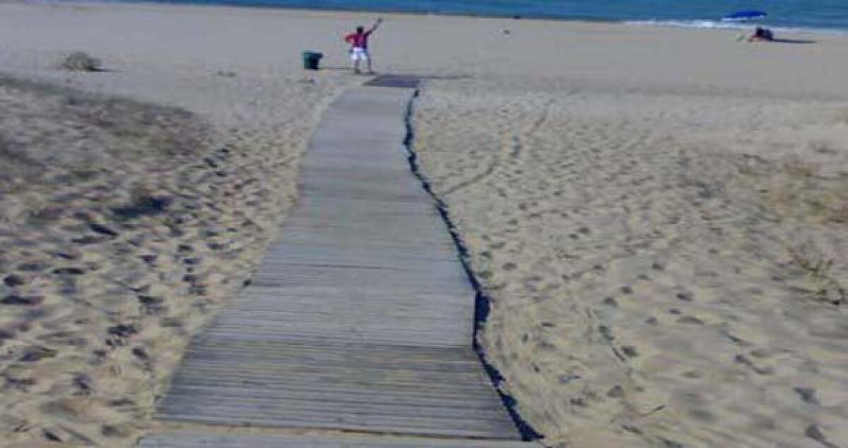 Rubano la pedana per fare un falò e danneggiano le docce, Di Francesco lancia un appello - 