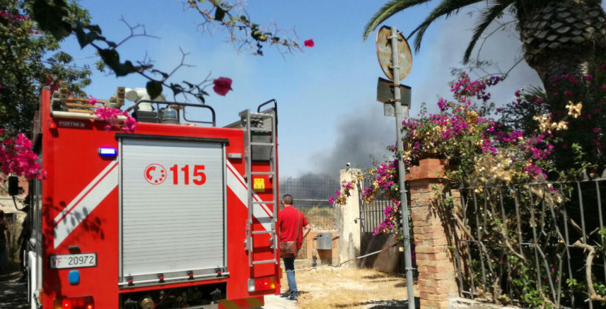 Rogo nell'area dell'ex opificio Marletta a Caposoprano, si è alzata una nube nera: in fiamme anche una discarica abusiva - 