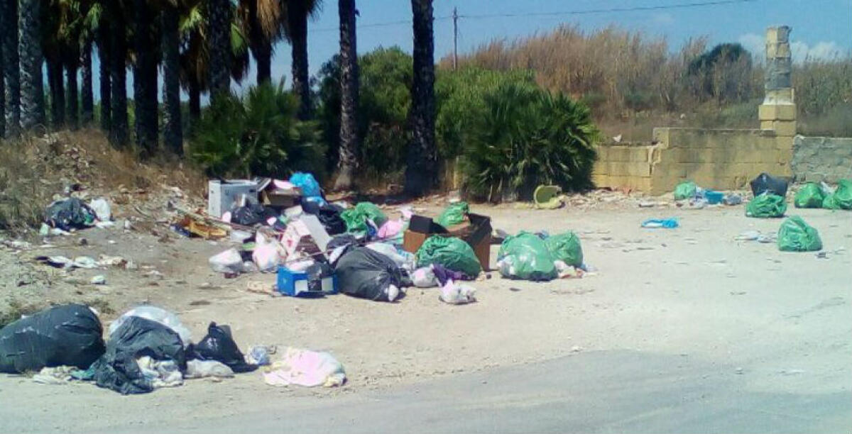 Altro che multe! Rifiuti di ogni tipo a pochi passi dalla chiesetta di contrada Bitalemi - 