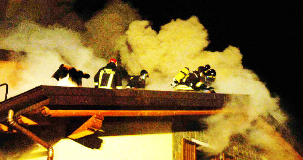 Un principio d'incendio sul tetto di un immobile a Sant'Ippolito, la zona messa in sicurezza - 