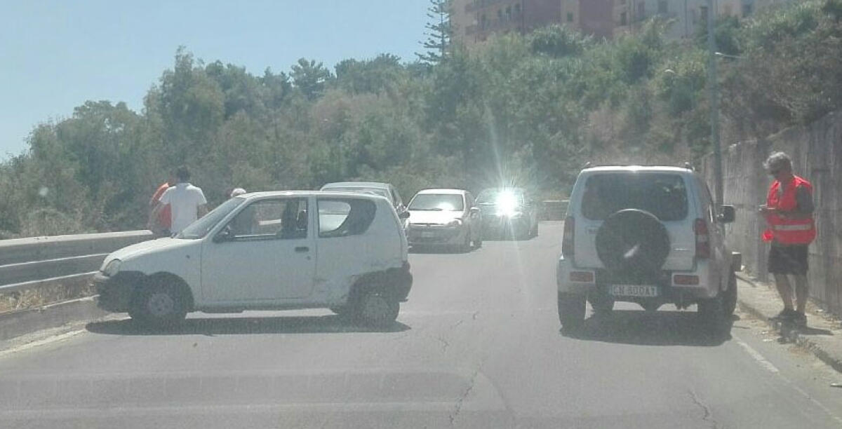 Tamponamento tra due autovetture a "Punte Vigne", via Licata chiusa al transito - 