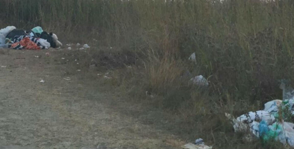 A Tenutella è ancora emergenza, i rifiuti a ridosso degli accessi alla spiaggia - 