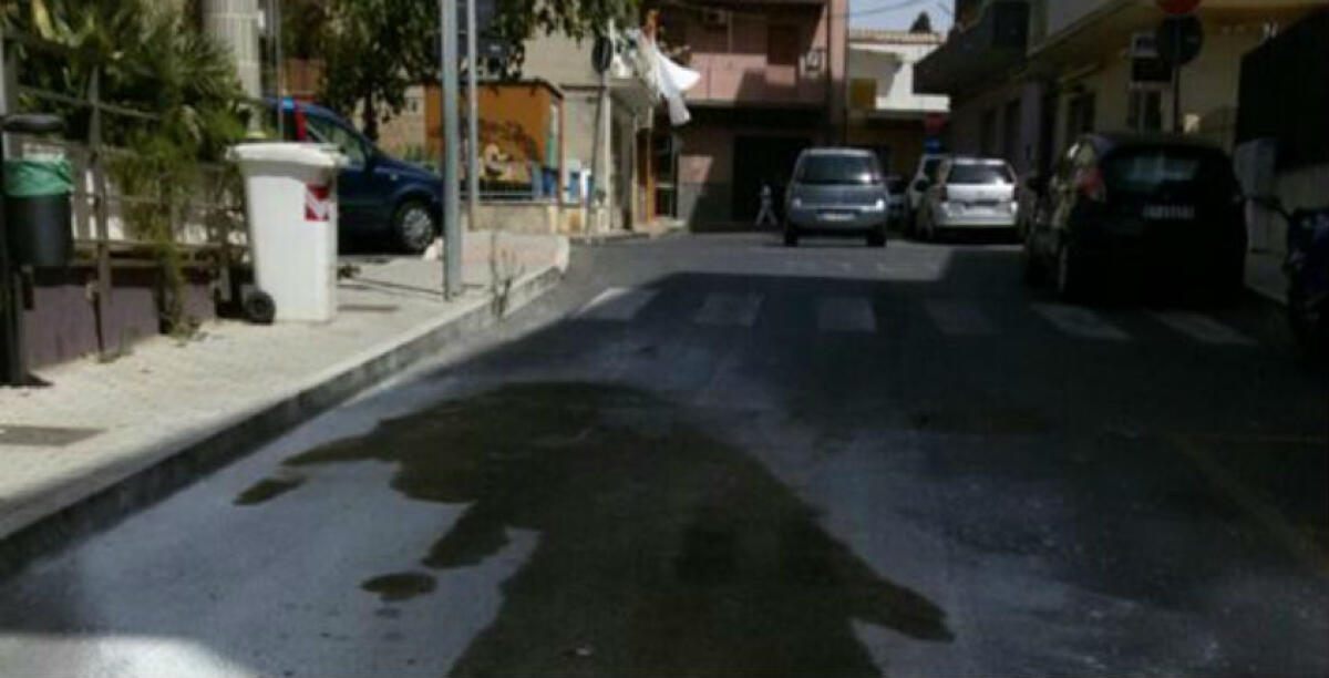 L'olio dei mezzi finisce in strada, enormi chiazze deturpano intere vie: la denuncia, "nessuno controlla" - 
