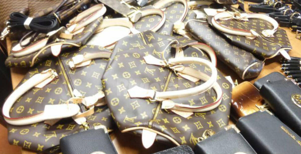 Scarpe e borse griffate sotto sequestro, controlli contro i falsi: in città un'operazione interforze - 