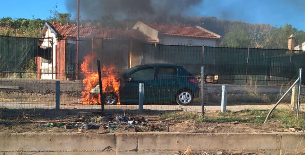 Una Peugeot avvolta dalle fiamme nei pressi di Farello, l'auto era parcheggiata vicino ad un'abitazione - 