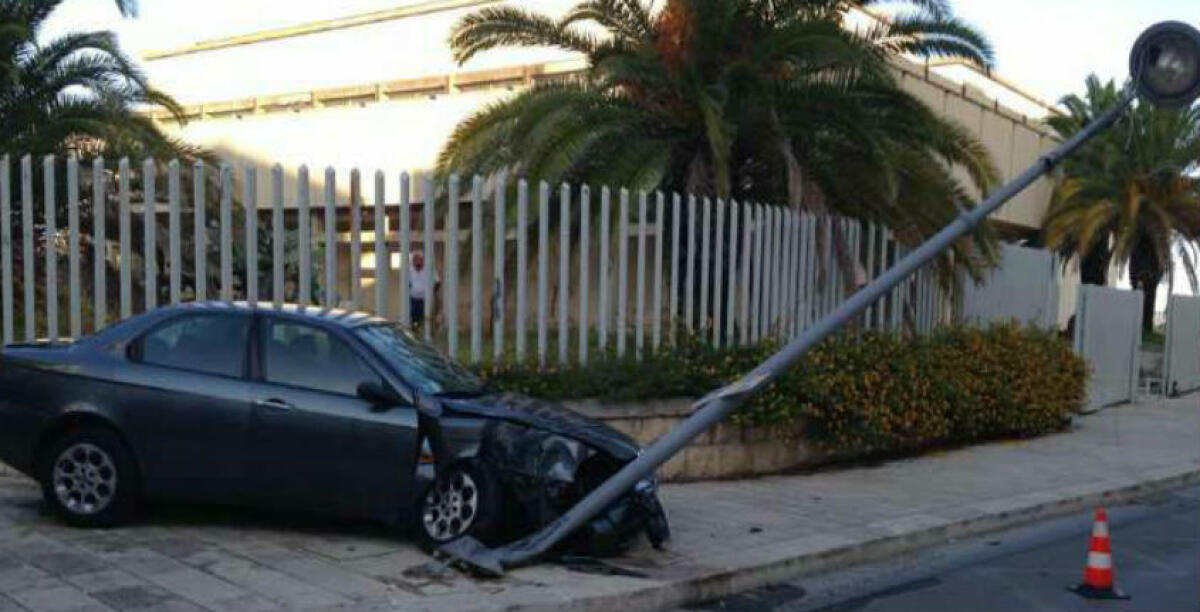 Un'Alfa contro un palo dell'illuminazione, paura davanti al museo: il conducente è rimasto ferito - 