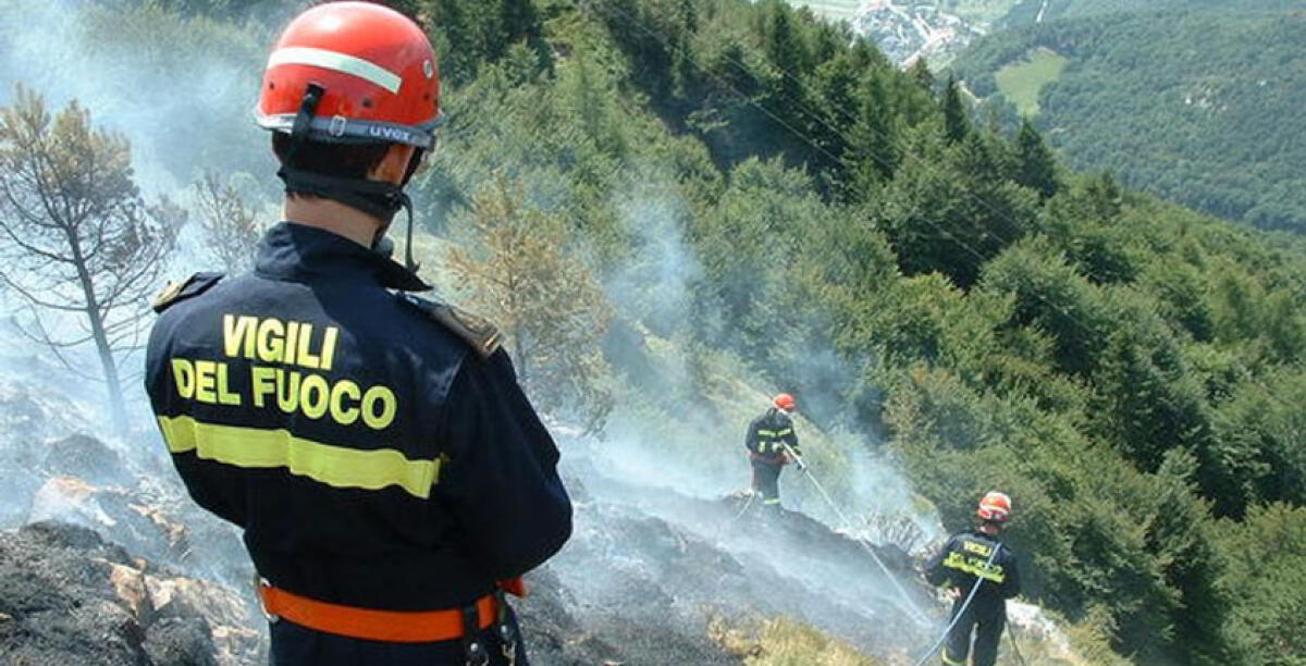 Incendio nell'area boschiva danneggia anche la condotta idrica, Butera a secco - 