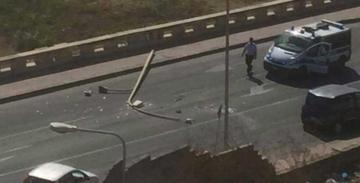 Cade un palo dell'illuminazione pubblica, emergenza sicurezza sul lungomare - 