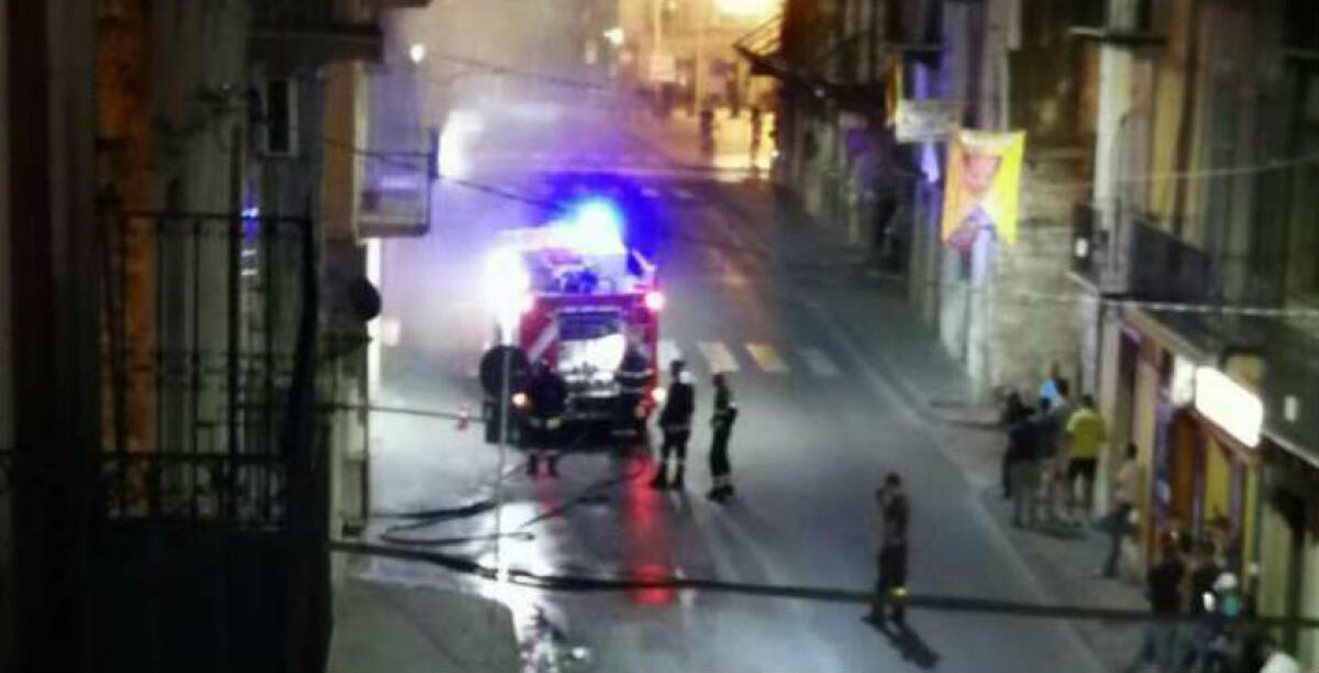 Una Smart incendiata nel cuore del centro storico, le fiamme in via Senatore Damaggio - 