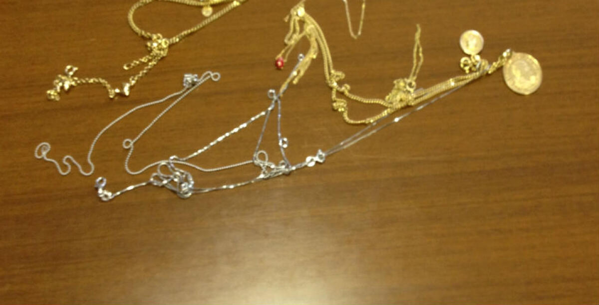 Monili e oro rubati da un appartamento del centro storico, erano in mano a giovanissimi: ridotta la condanna ad uno di loro - 