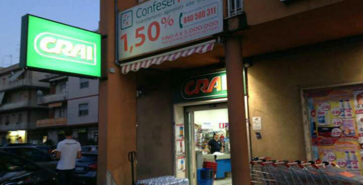 Con una pistola al "Crai" di via Venezia, un rapinatore solitario porta via l'intero incasso - 