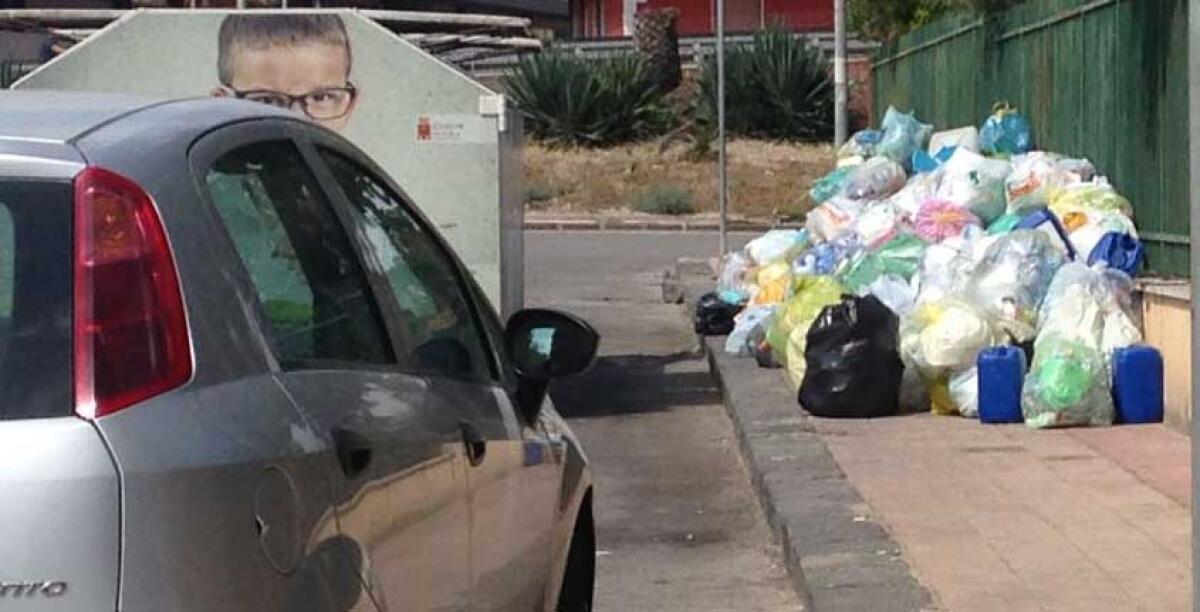 Caos rifiuti e isole ecologiche sotto accusa: gli operatori le svuotano e sporcano strade e marciapiedi - 