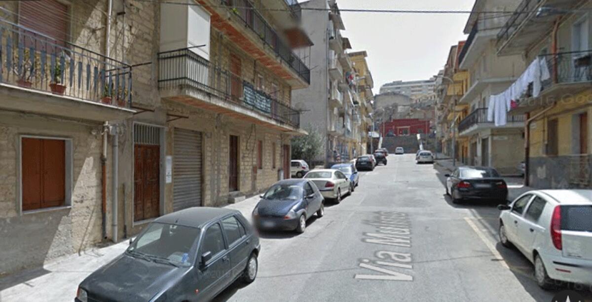 Incendio nella notte, in fiamme un garage nel rione Carrubbazza - 