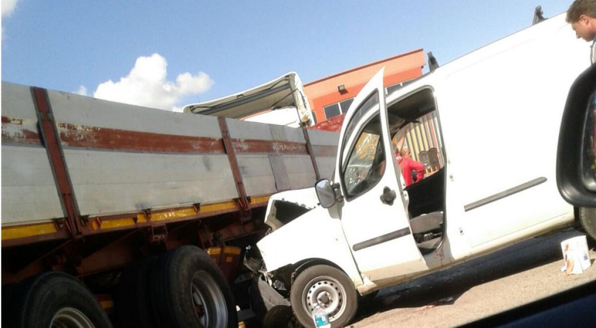 Doblò contro camion con rimorchio, gravi le condizioni di un uomo - Il violento impatto alle porte della città