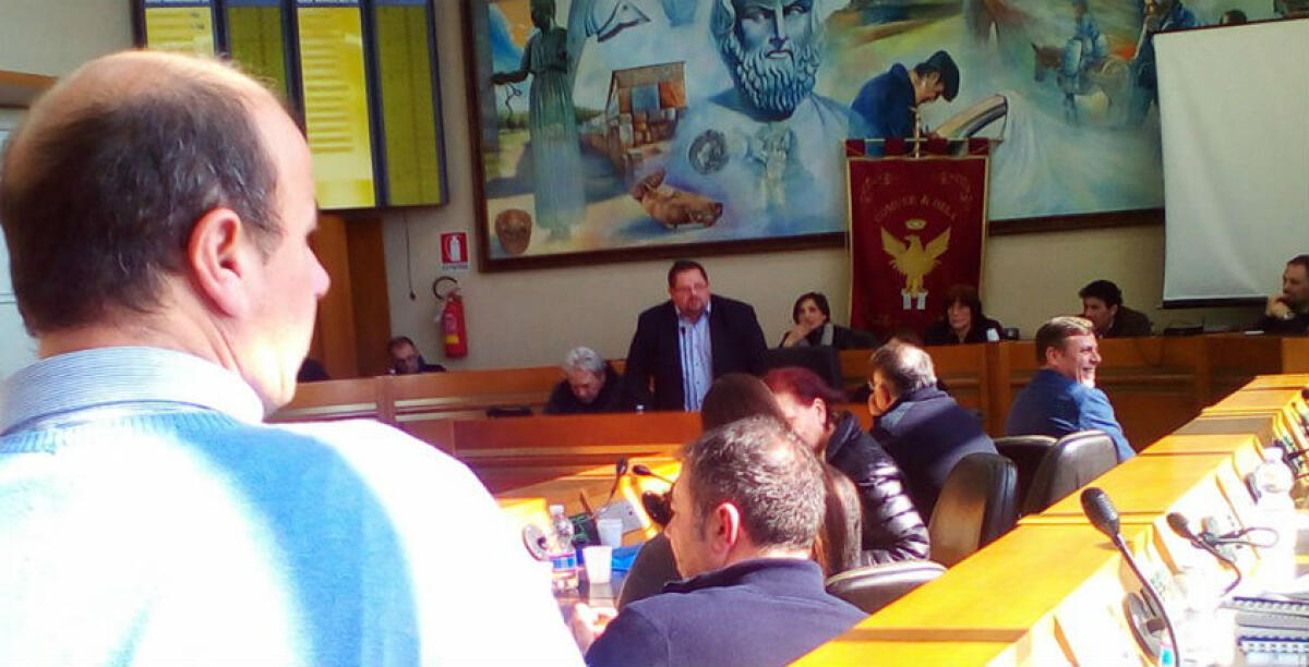 Baraonda alla capigruppo...volano gli "stracci" politici ma non c'è la data sulla sfiducia: i grillini, "il Pd ha fatto saltare il tavolo" -