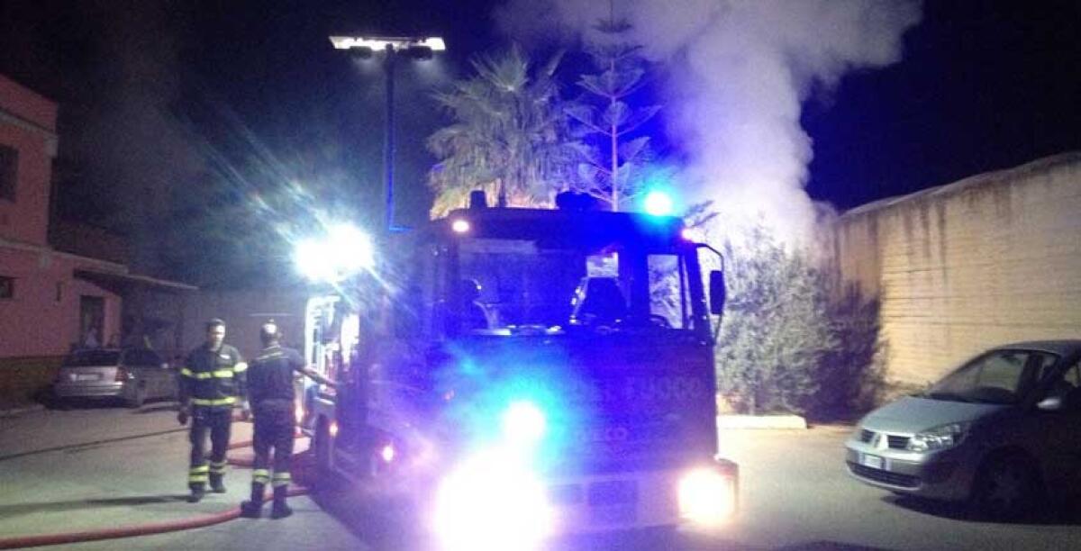 Rogo nella notte, le fiamme hanno lambito un capannone di ingrosso mandorle - 