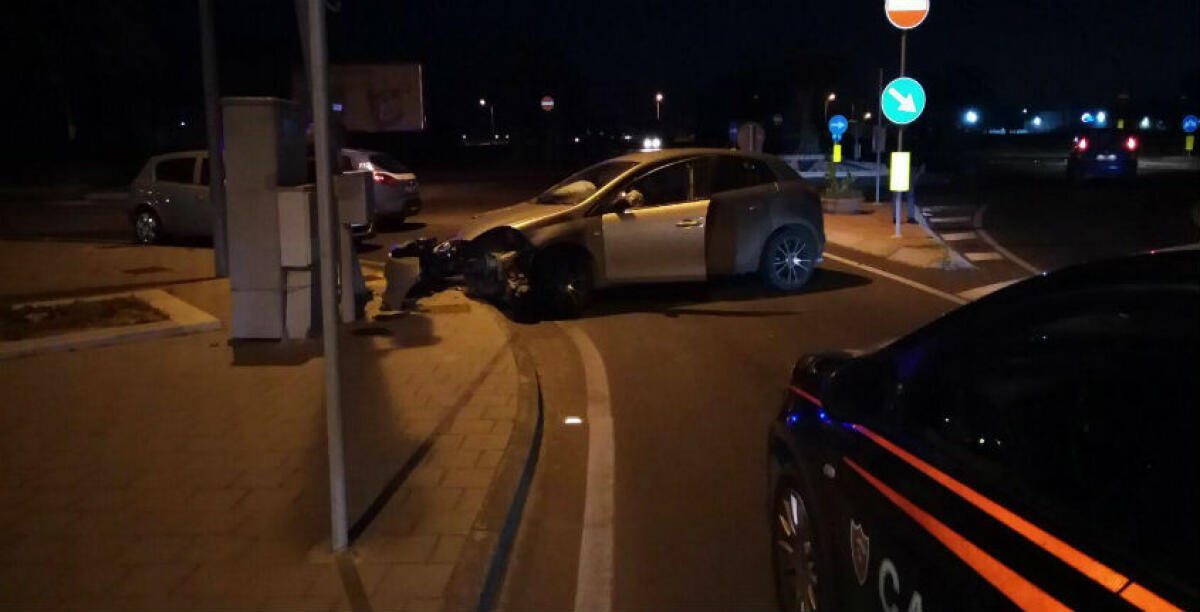 Schianto davanti al tribunale, ferito un operaio: la sua auto travolta da una Panda - 