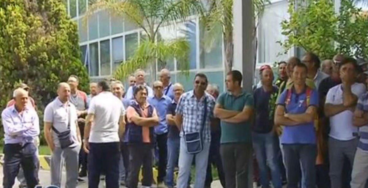 Gli operai della Turco Costruzioni tornano in raffineria, fermata la protesta: ieri chiarimento decisivo con i vertici aziendali -