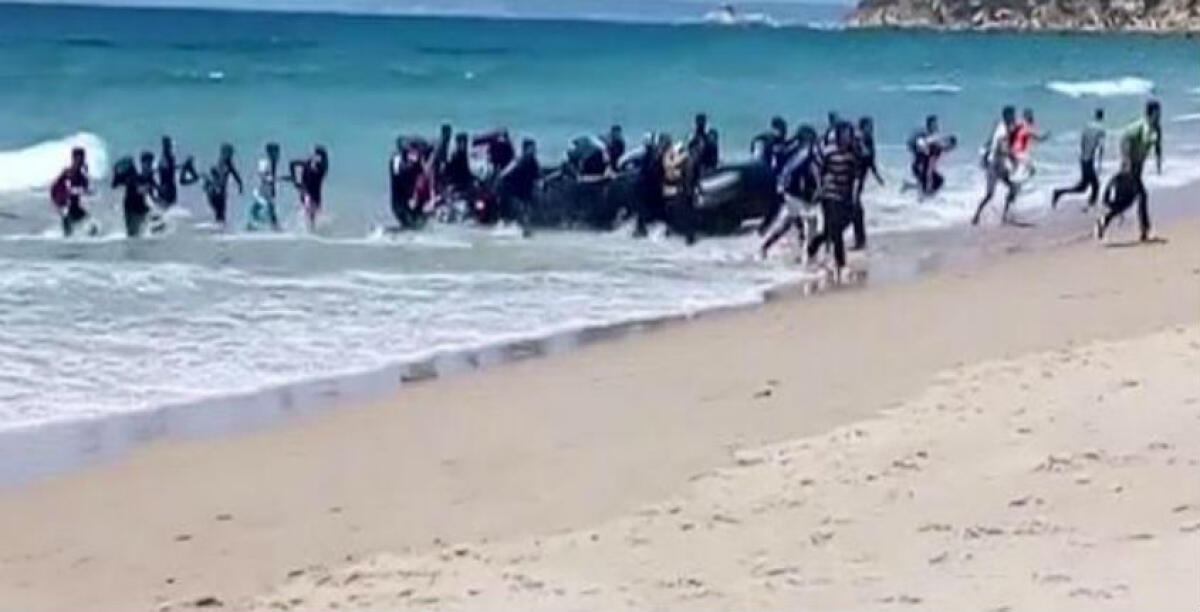 Un barcone di migranti finisce sulla spiaggia di Desusino, otto soccorsi subito dopo l'arrivo - 