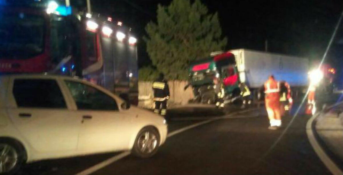 Schianto sulla Gela-Vittoria, un tir contro un muretto: ferito il conducente - 